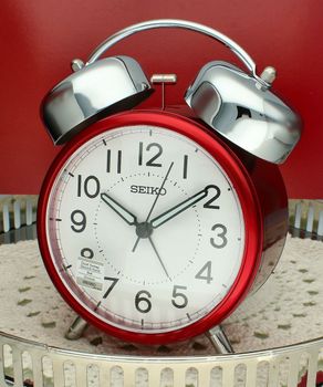 Budzik Seiko QHK063R retro czerwony, płynący sekundnik, drzemka, podświetlenie red.jpg