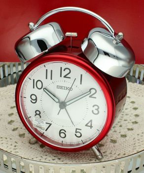 Budzik Seiko QHK063R retro czerwony, płynący sekundnik, drzemka, podświetlenie retro.jpg