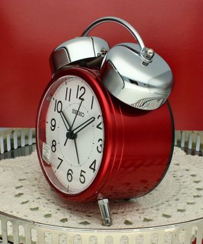 Budzik Seiko QHK063R retro czerwony, płynący sekundnik, drzemka, podświetlenie seiko.jpg