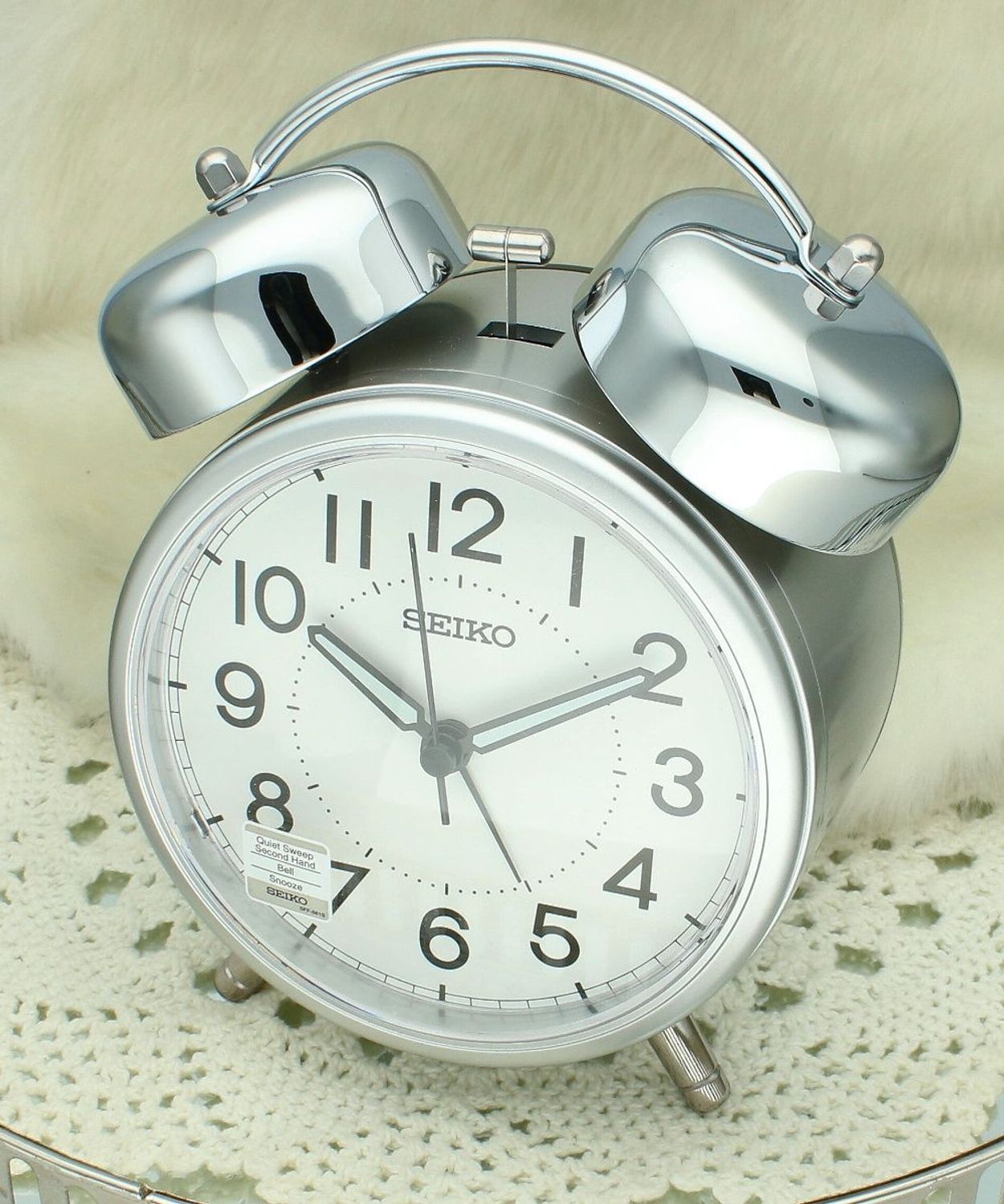 Budzik Seiko QHK063S retro z płynącym sekundnikiem, drzemką i podświetleniem. Klasyczny design, cicha praca i mechanizm kwarcowy. Idealny dla miłośników klasycznych budzików w nowoczesnym wydaniu..jpg