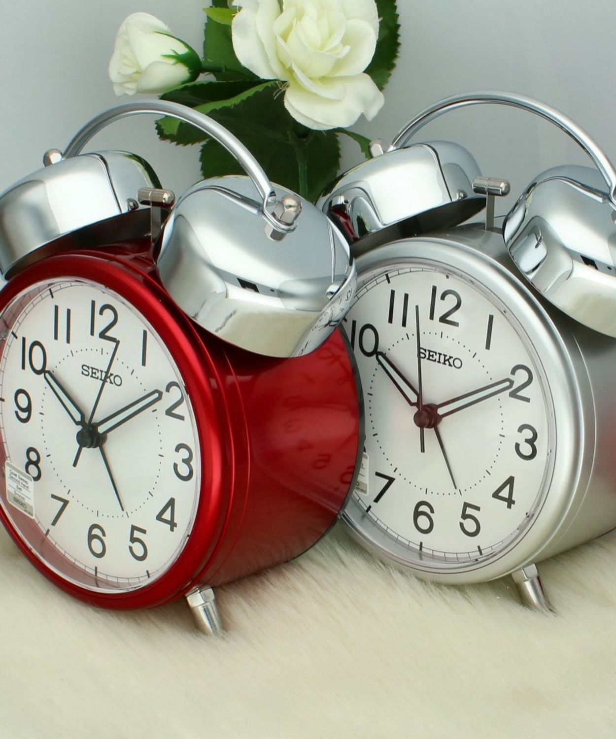 Budzik Seiko QHK063S retro z płynącym sekundnikiem, drzemką i podświetleniem. Klasyczny design, cicha praca i mechanizm kwarcowy. Idealny dla miłośników klasycznych budzików w nowoczesnym wydaniu..jpg