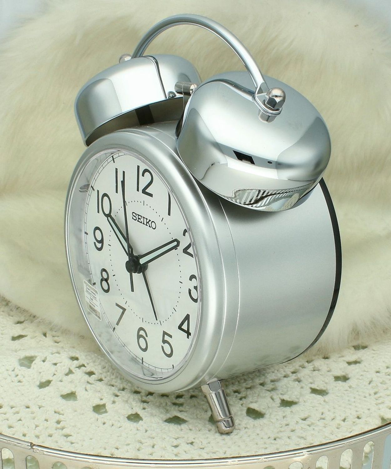 Budzik Seiko QHK063S retro z płynącym sekundnikiem, drzemką i podświetleniem. Klasyczny design, cicha praca i mechanizm kwarcowy. Idealny dla miłośników klasycznych budzików w nowoczesnym wydaniu..jpg