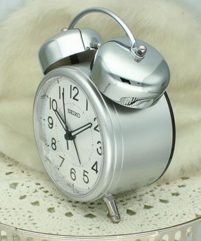 Budzik Seiko QHK063S retro srebrny, płynący sekundnik, drzemka, podświetlenie..jpg