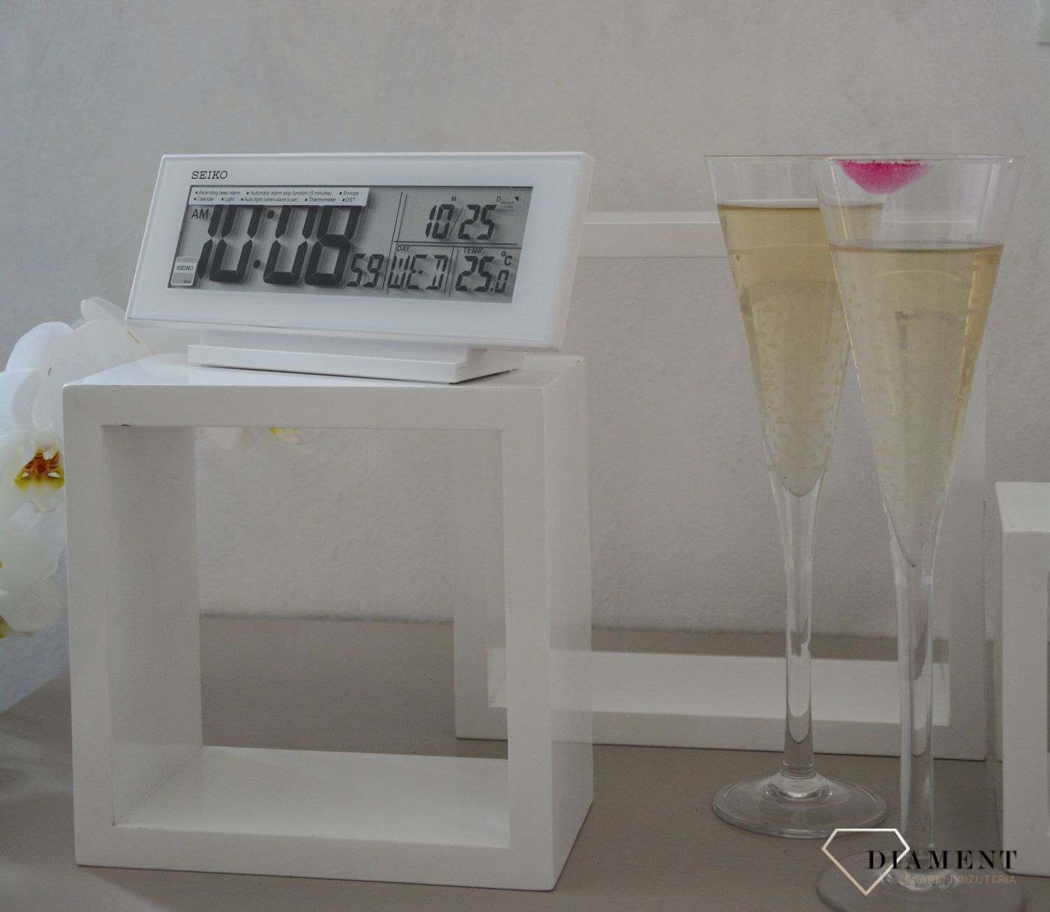 budzik Seiko, Budzik eletroniczny, biały budzik na biurko QHL072W.jpg