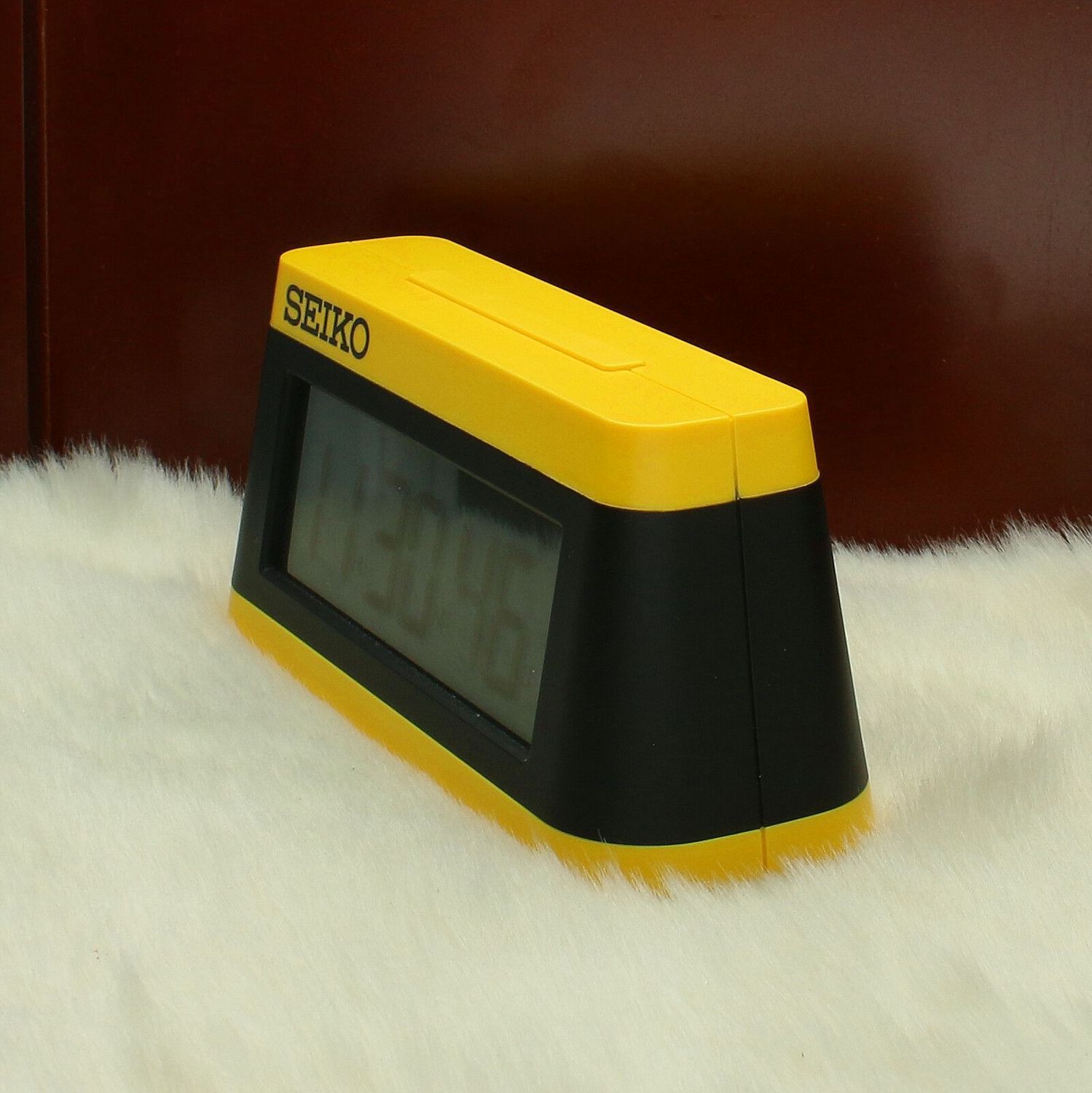 Budzik cyfrowy Seiko QHL091Y z minutnikiem, stoperem i kalendarzem – 13x9 cm, podświetlany cyfrowy.jpg