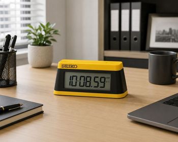 Budzik cyfrowy Seiko QHL091Y z minutnikiem, stoperem i kalendarzem.jpg