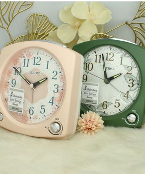 Budzik Seiko QHP012P różowy, śpiew ptaków, melodie, regulacja głośności, drzemka i podświetlenie  12×13 cm budziki.jpg