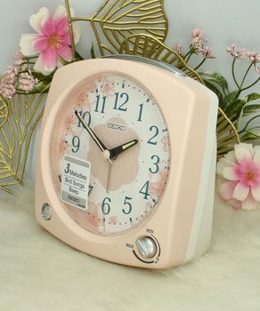 Budzik Seiko QHP012P różowy, śpiew ptaków, melodie, regulacja głośności, drzemka i podświetlenie  12×13 cm pink.jpg