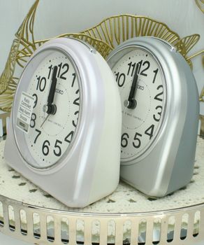 Budzik Seiko QHR204S sterowany radiowo, drzemka, podświetlenie dwa.jpg