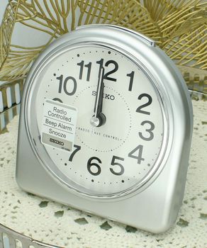 Budzik Seiko QHR204S sterowany radiowo, drzemka, podświetlenie srebrny.jpg