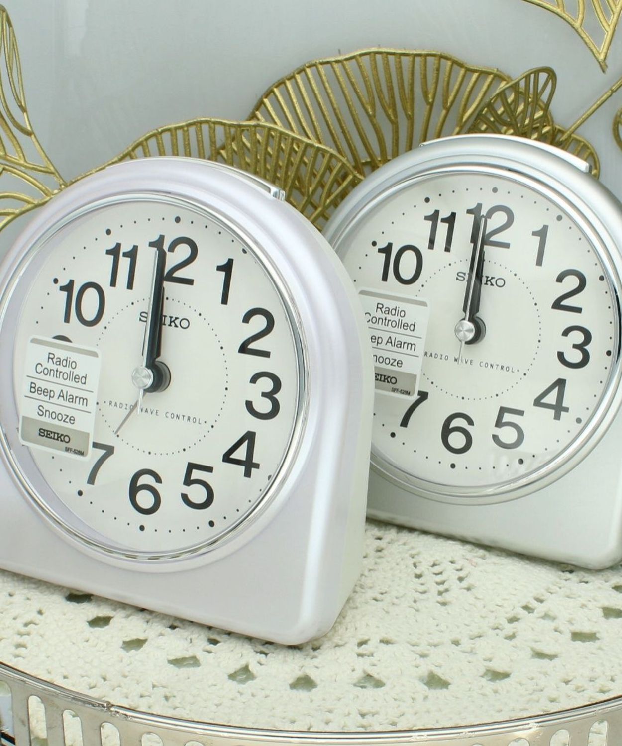 Budzik Seiko QHR204W biały - sterowany radiowo, drzemka, podświetlenie.jpg