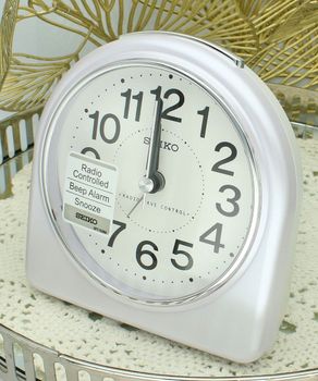 Budzik Seiko QHR204W biały - sterowany radiowo, drzemka, podświetlenie white.jpg