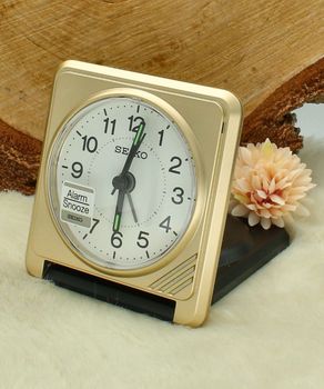 Budzik turystyczny Seiko QHT015G zamykany, kompaktowy, drzemka, podświetlenie  7x8 cm ...jpg