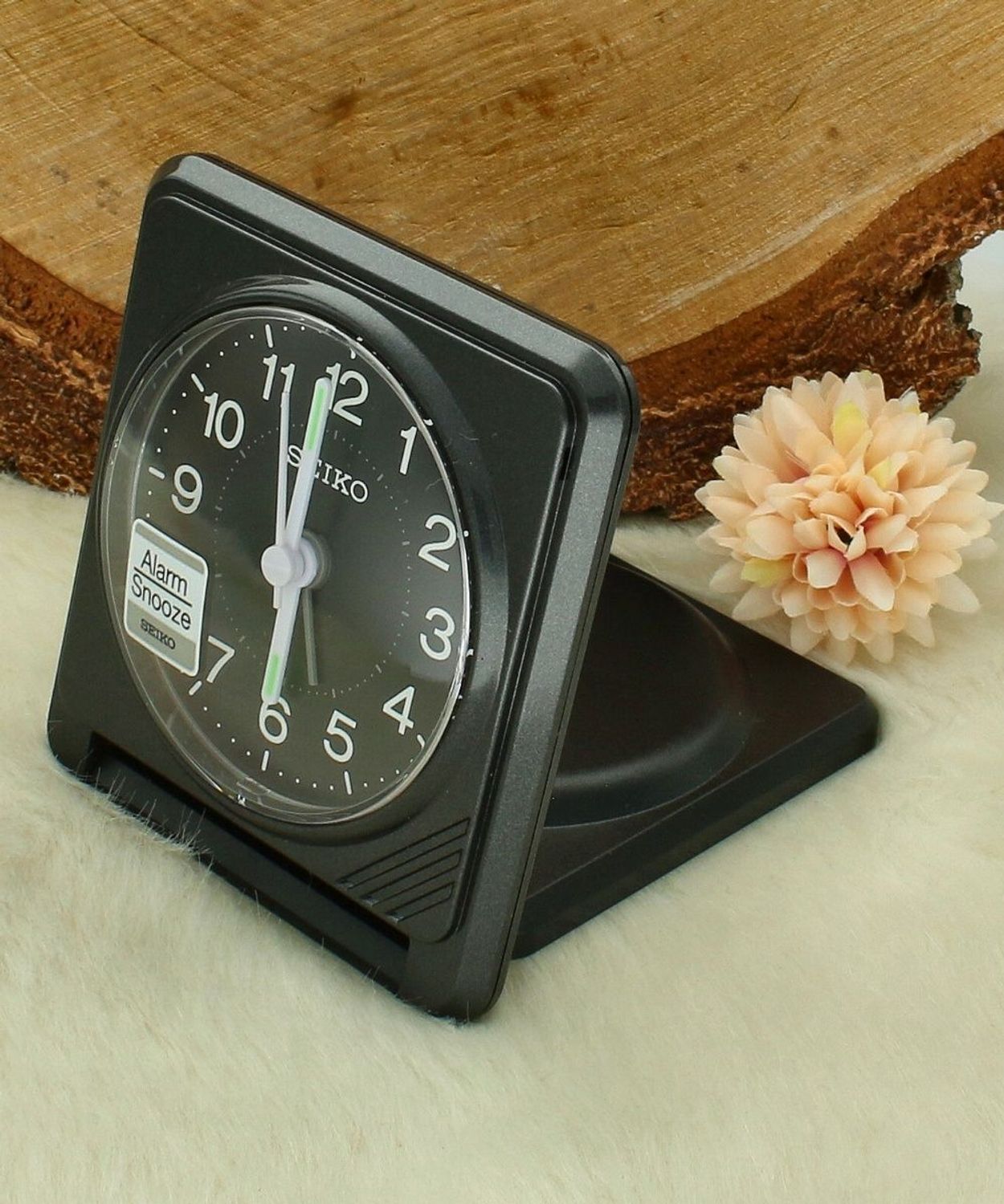 Budzik turystyczny Seiko QHT015K zamykany, kompaktowy, drzemka, podświetlenie  7x8 cm.jpg