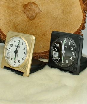 Budzik turystyczny Seiko QHT015K zamykany, kompaktowy, drzemka, podświetlenie  7x8 cm dwa.jpg
