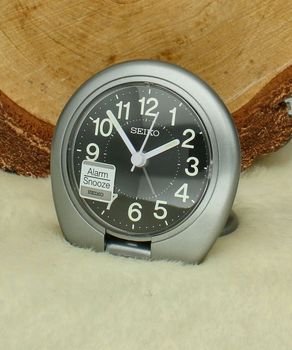 Budzik turystyczny Seiko QHT018T zamykany, kompaktowy, drzemka, podświetlenie  8x8 cm budzik.jpg