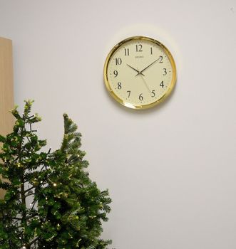 Złoty zegar ścienny Seiko QXA417G o średnicy 31 cm, mechanizm kwarcowy, płynąca wskazówka, cicha praca, zasilanie baterią AA (1).JPG