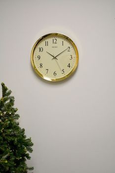 Złoty zegar ścienny Seiko QXA417G o średnicy 31 cm, mechanizm kwarcowy, płynąca wskazówka, cicha praca, zasilanie baterią AA (3).JPG