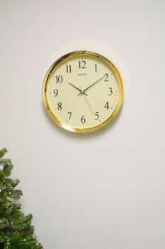 Złoty zegar ścienny Seiko QXA417G o średnicy 31 cm, mechanizm kwarcowy, płynąca wskazówka, cicha praca, zasilanie baterią AA (6).JPG