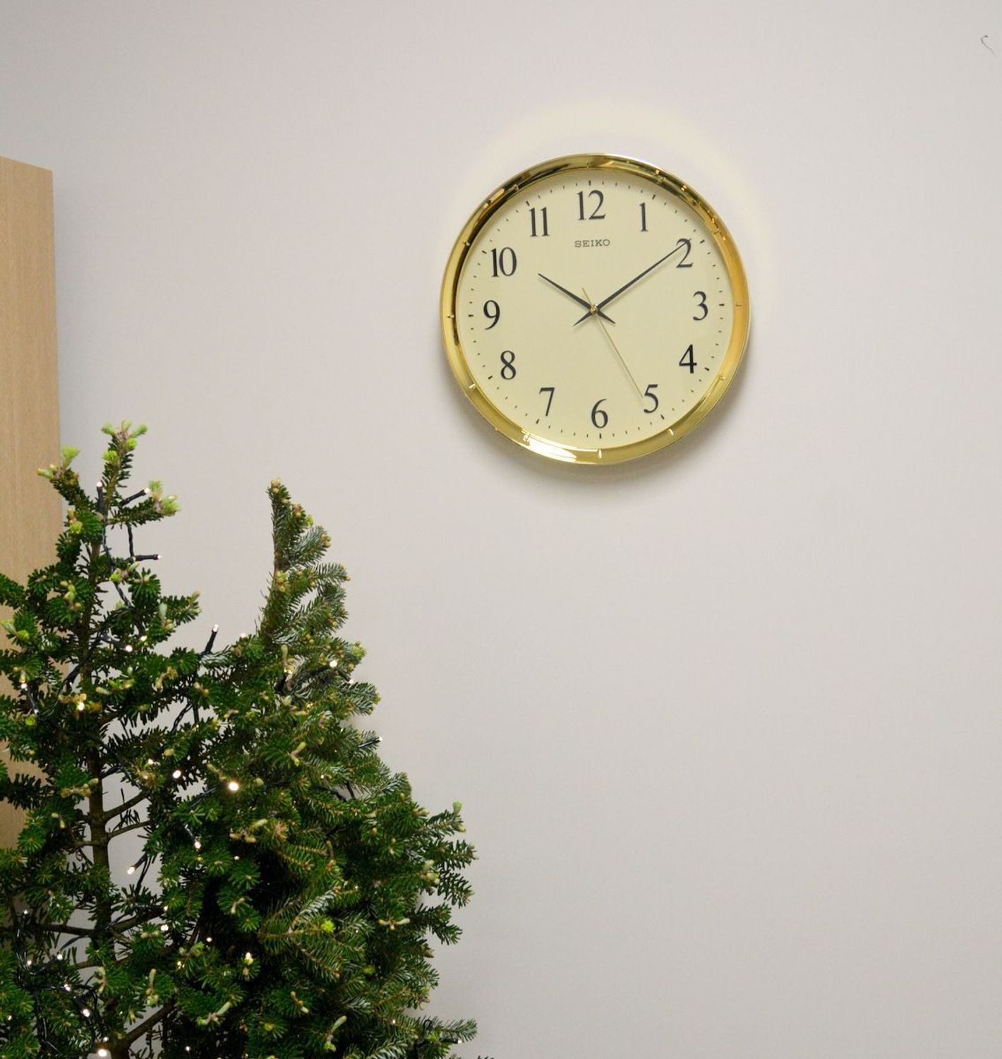 Zegar ścienny Seiko QXA417G – 31 cm, złoty, z płynną wskazówką.jpg