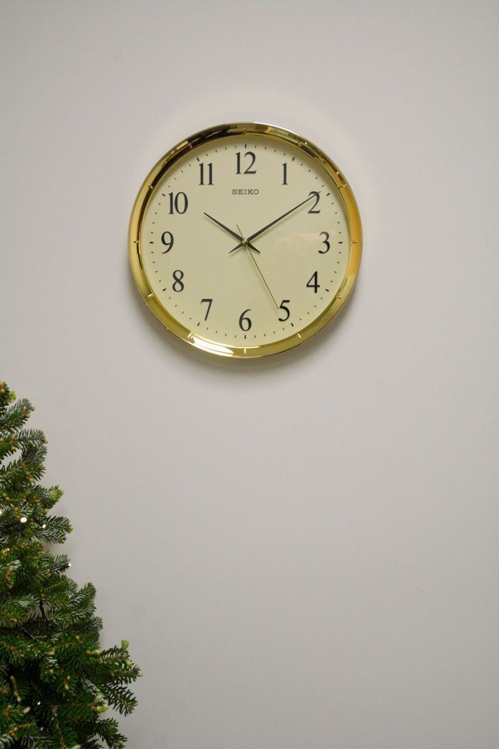 Zegar ścienny Seiko QXA417G – 31 cm, złoty, z płynną wskazówką.jpg