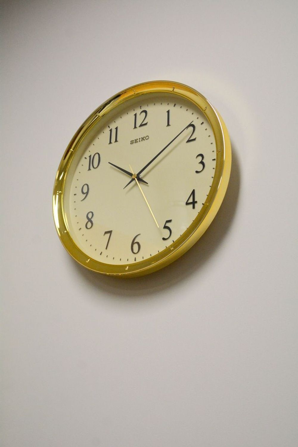 Zegar ścienny Seiko QXA417G – 31 cm, złoty, z płynną wskazówką.jpg