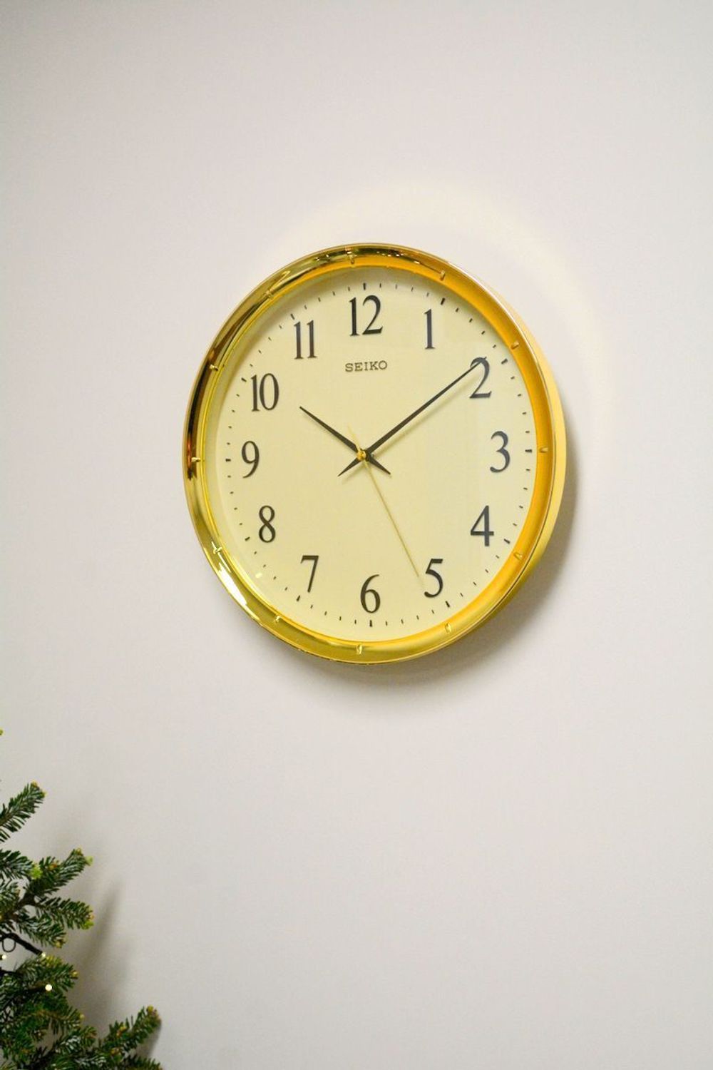 Zegar ścienny Seiko QXA417G – 31 cm, złoty, z płynną wskazówką.jpg