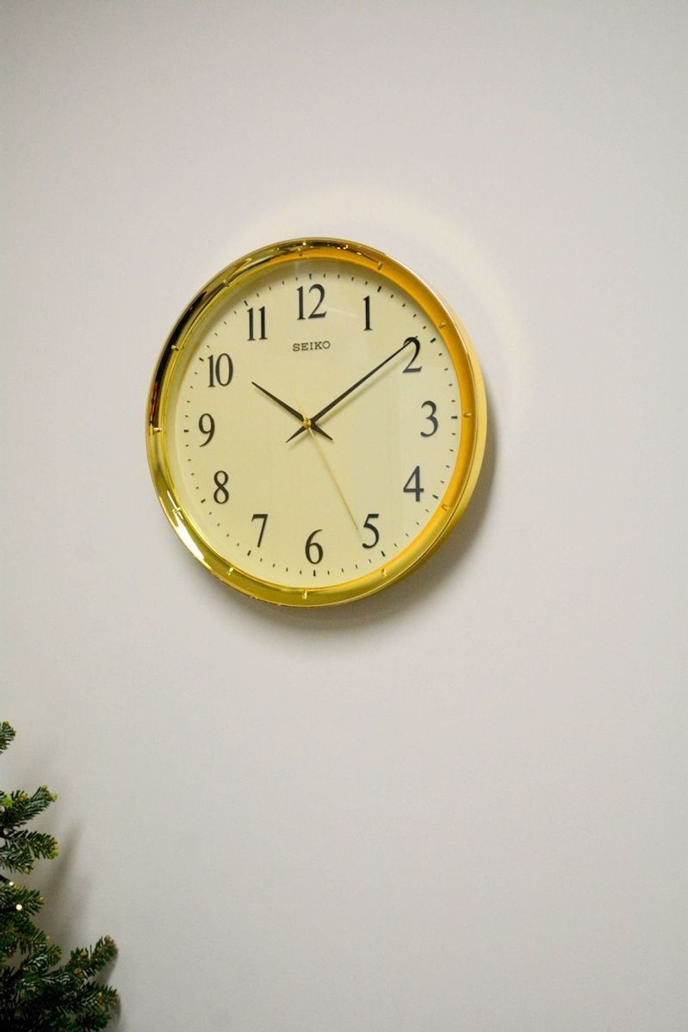Zegar ścienny Seiko QXA417G – 31 cm, złoty, z płynną wskazówką.jpg