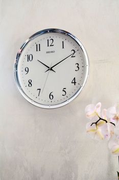 Zegar ścienny Seiko QXA417S – 31 cm, srebrny, z płynną wskazówką (1).JPG