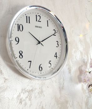 Zegar ścienny Seiko QXA417S – 31 cm, srebrny, z płynną wskazówką (5).JPG