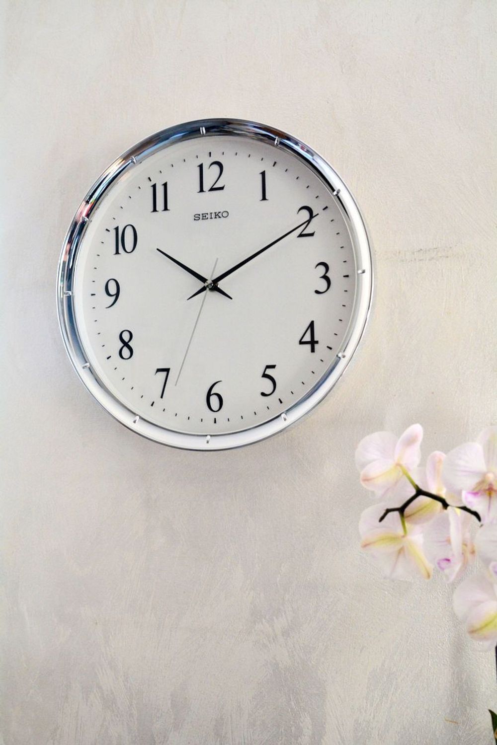 Zegar ścienny Seiko QXA417S 31 cm – srebrny, płynąca wskazówkav.jpg