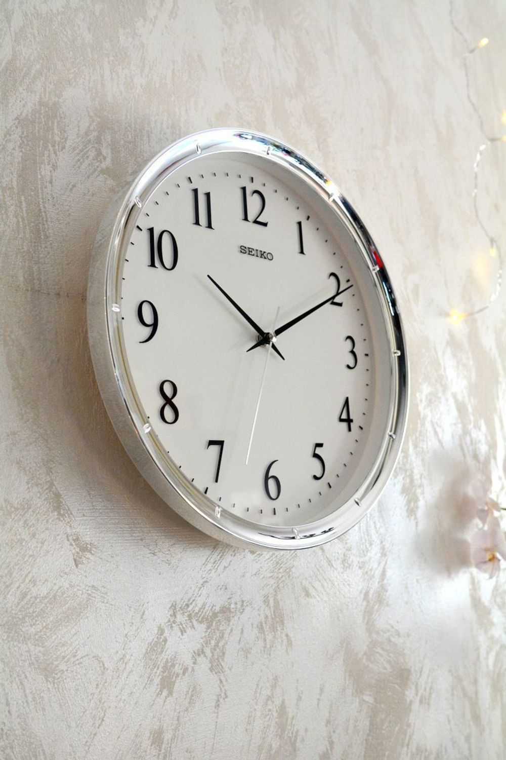 Zegar ścienny Seiko QXA417S 31 cm – srebrny, płynąca wskazówkav.jpg