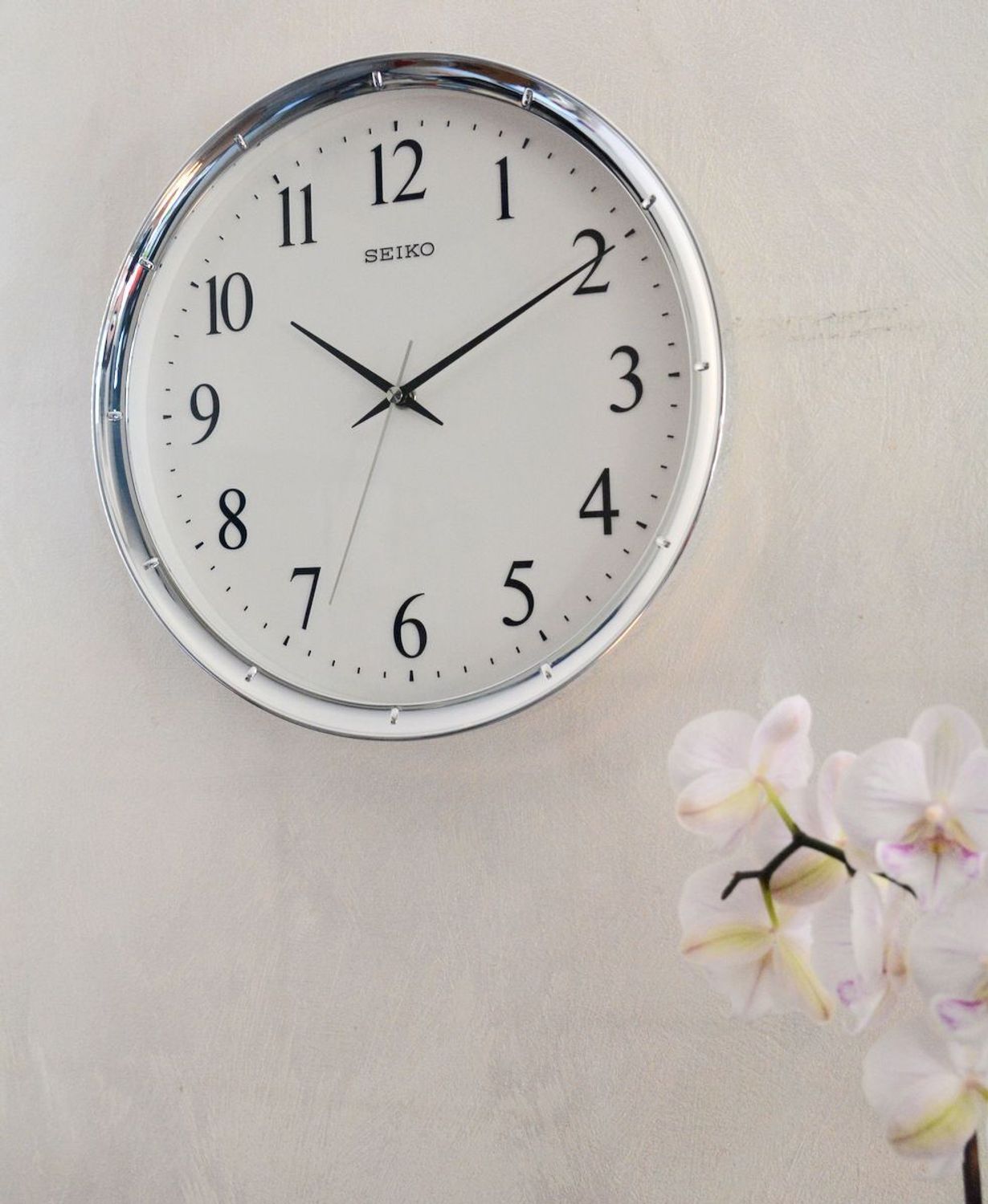 Zegar ścienny Seiko QXA417S 31 cm – srebrny, płynąca wskazówkav.jpg