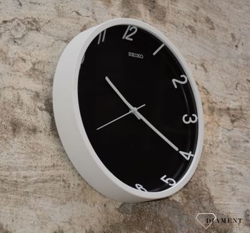 Zegar ścienny do salonu Seiko to ozdobny, prosty zegar pasujący do każdego wnętrza. Ciekawa stylizacja zegara w kolorze czarno białym (1).JPG