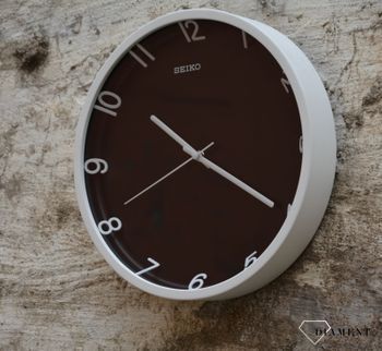 Zegar ścienny do salonu Seiko to ozdobny, prosty zegar pasujący do każdego wnętrza. Ciekawa stylizacja zegara w kolorze czarno białym (2).JPG