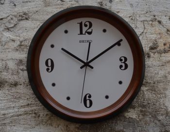 Zegar ścienny do salonu Seiko QXA540B to ozdobny, prosty zegar pasujący do każdego wnętrza. Ciekawa stylizacja zegara w kolorze brązowym (1).JPG