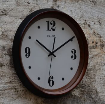 Zegar ścienny do salonu Seiko QXA540B to ozdobny, prosty zegar pasujący do każdego wnętrza. Ciekawa stylizacja zegara w kolorze brązowym (2).JPG