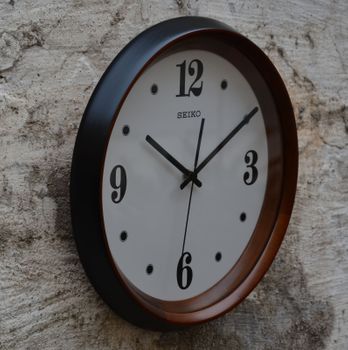 Zegar ścienny do salonu Seiko QXA540B to ozdobny, prosty zegar pasujący do każdego wnętrza. Ciekawa stylizacja zegara w kolorze brązowym (3).JPG
