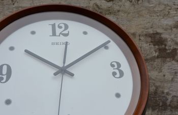 Zegar ścienny do salonu Seiko QXA540B to ozdobny, prosty zegar pasujący do każdego wnętrza. Ciekawa stylizacja zegara w kolorze brązowym (6).JPG