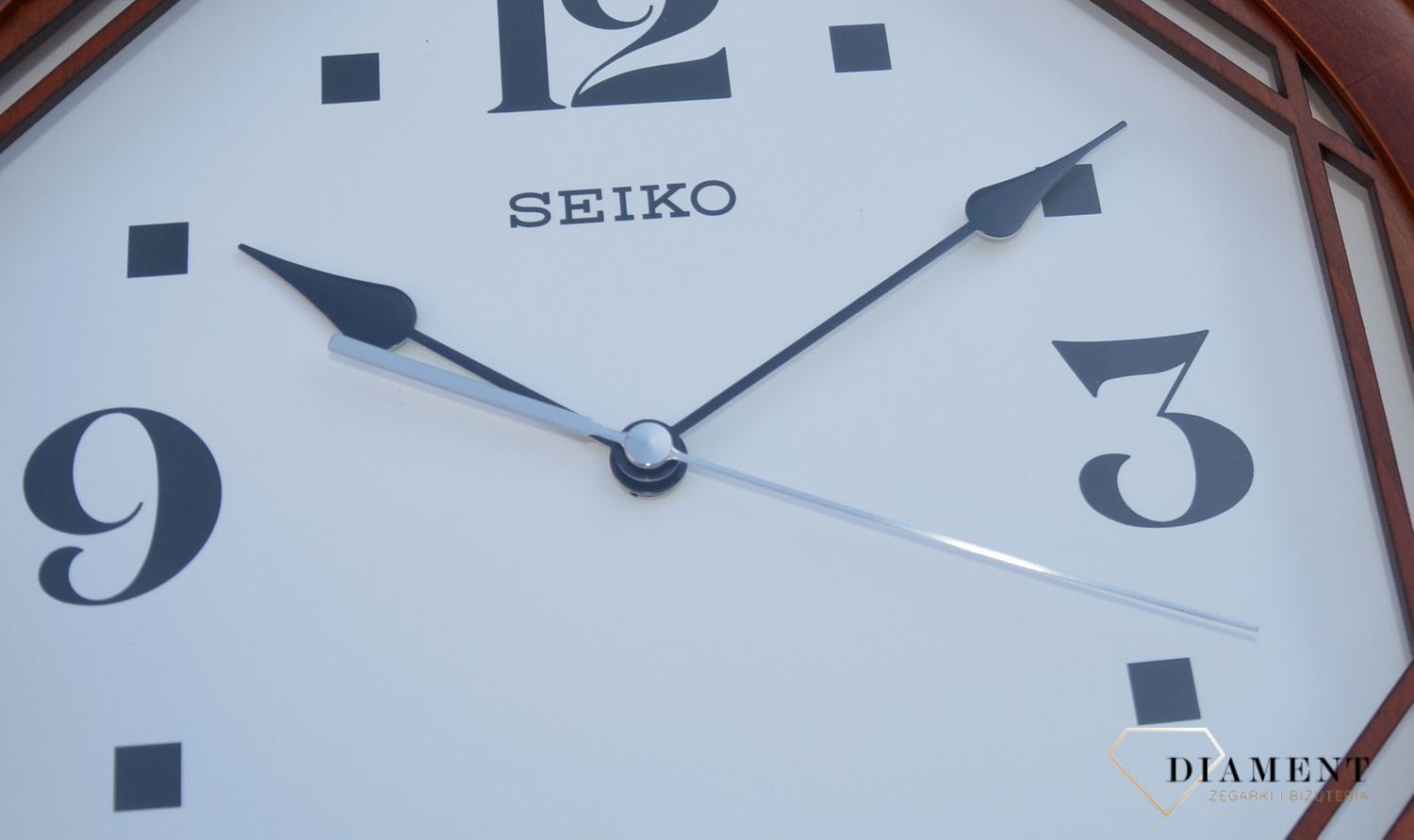 Zegar do salonu na ścianę SEIKO to zegar drewniany. To idealny prezent marzeń. Zegar to wyjątkowy prezent na każdą okazję.Możesz u Nas kupić  prezent na każdą.JPG
