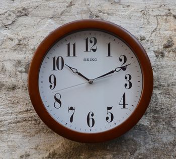 Zegar na ścianę do salonu drewniany Seiko QXA674Z (1).JPG