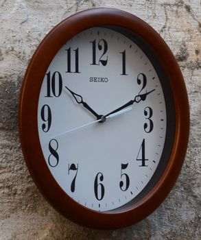 Zegar na ścianę do salonu drewniany Seiko QXA674Z (3).JPG