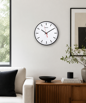 Zegar ścienny Seiko QXA701K z cichym mechanizmem kwarcowym, białą tarczą, czarną kopertą i płynącym czerwonym sekundnikiem. Średnica 29,5 cm..png