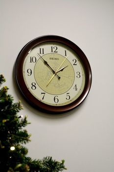 Zegar ścienny Seiko QXA709B o średnicy 37 cm z płynną wskazówką. Kwarcowy mechanizm, brązowa obudowa i beżowa tarcza w klasycznym stylu (1).JPG