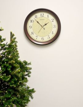 Zegar ścienny Seiko QXA709B o średnicy 37 cm z płynną wskazówką. Kwarcowy mechanizm, brązowa obudowa i beżowa tarcza w klasycznym stylu (2).JPG