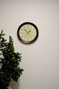 Zegar ścienny Seiko QXA709B o średnicy 37 cm z płynną wskazówką. Kwarcowy mechanizm, brązowa obudowa i beżowa tarcza w klasycznym stylu (3).JPG