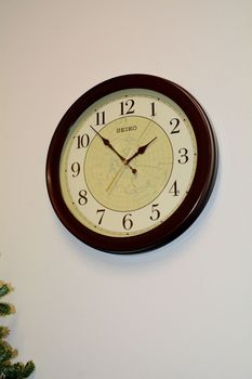 Zegar ścienny Seiko QXA709B o średnicy 37 cm z płynną wskazówką. Kwarcowy mechanizm, brązowa obudowa i beżowa tarcza w klasycznym stylu (4).JPG