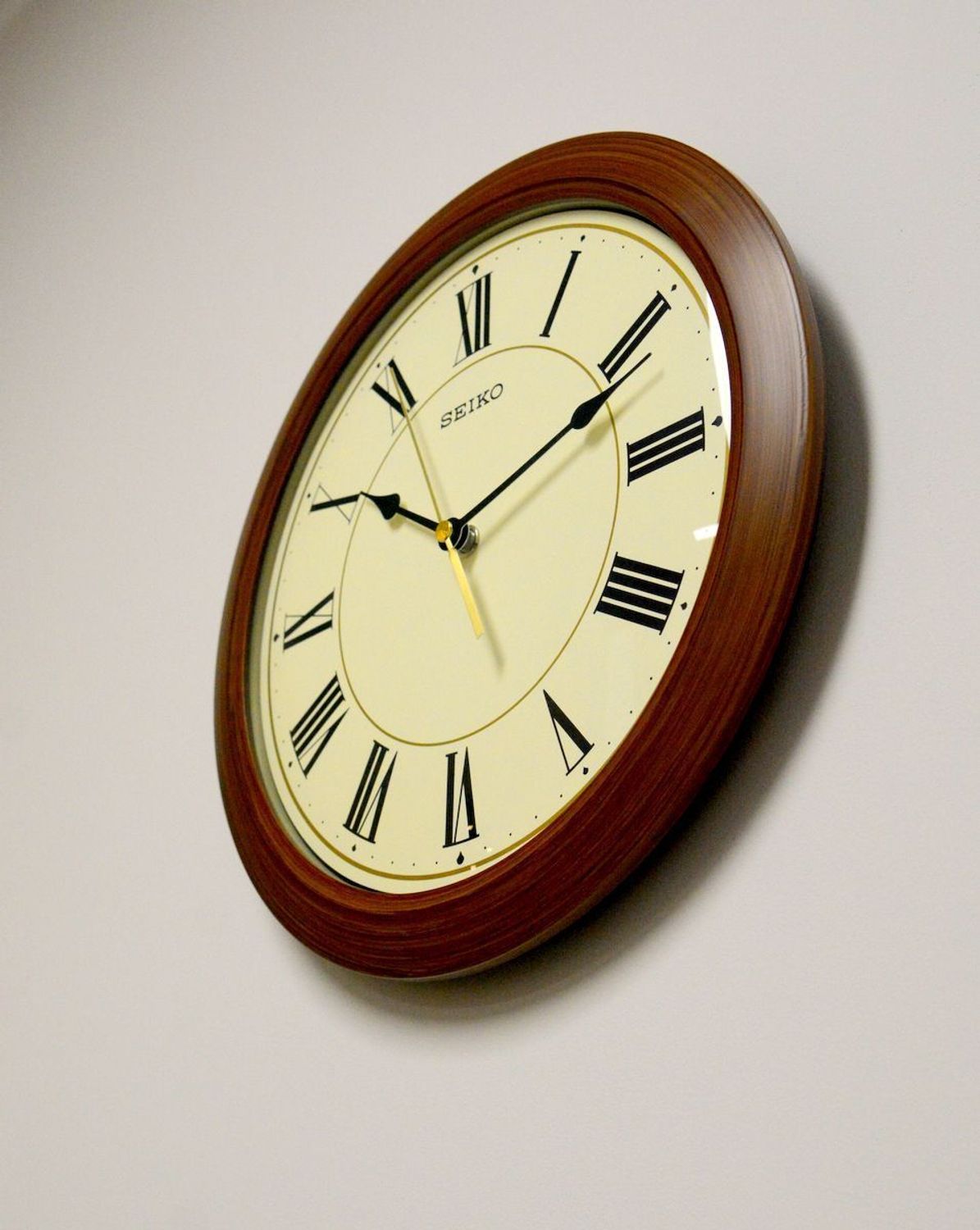 Zegar ścienny Seiko QXA713T – 30 cm, brązowo-beżowy, z płynną wskazówką.png