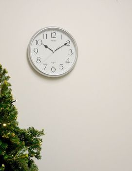 Srebrny zegar ścienny Seiko o klasycznym, okrągłym kształcie, mechanizm kwarcowy, zasilanie baterią AA, średnica 28 cm (1).JPG