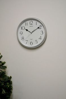 Srebrny zegar ścienny Seiko o klasycznym, okrągłym kształcie, mechanizm kwarcowy, zasilanie baterią AA, średnica 28 cm (2).JPG